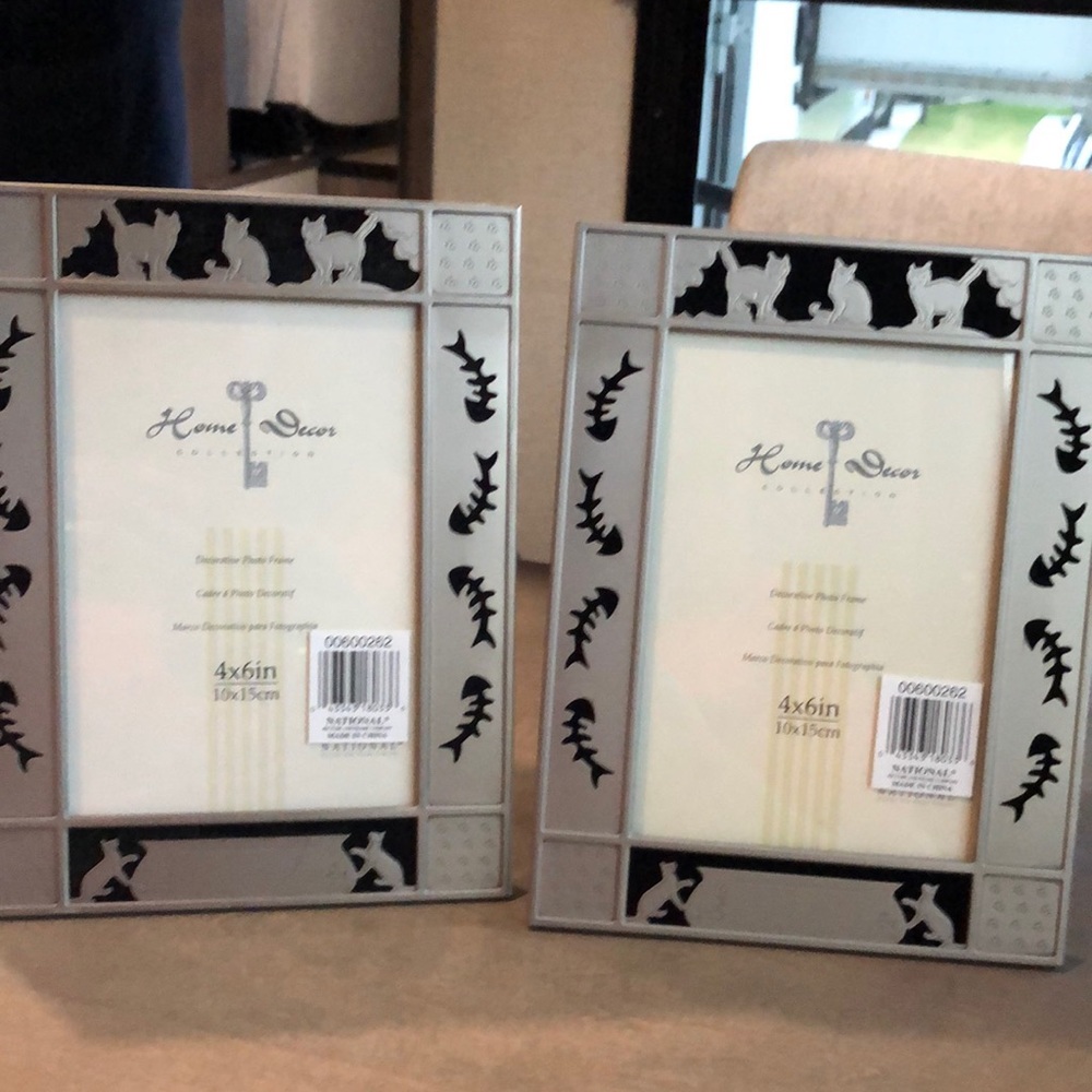 NWT Hime Decor Metal Cat 4x6 frames set of two